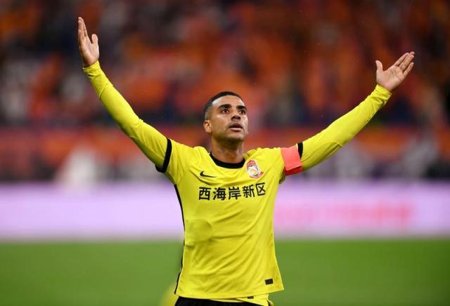 【中超】阿兰破门冯刚造乌龙 十人南通0比3西海岸