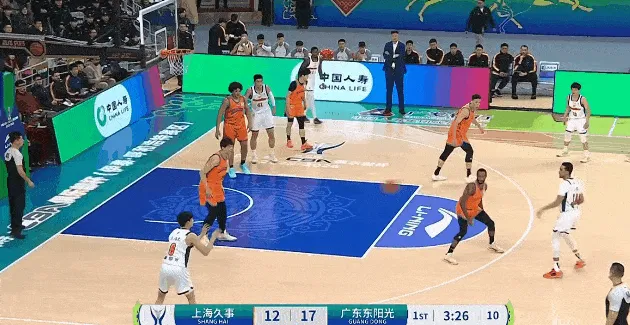 星空体育平台-黄明依接球长两分投进,王洪泽持球强攻洛夫顿上篮打进