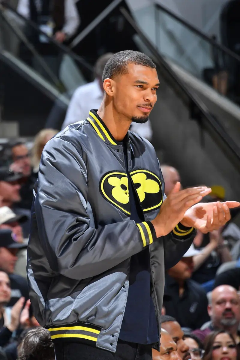 场边助威！文班亚马身着LV联名夹克在场下为队友鼓掌喝彩